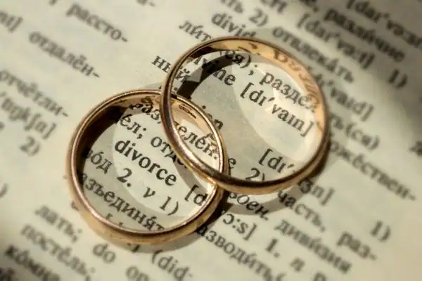 Image of rings removed before divorce mediation Fordingbridge